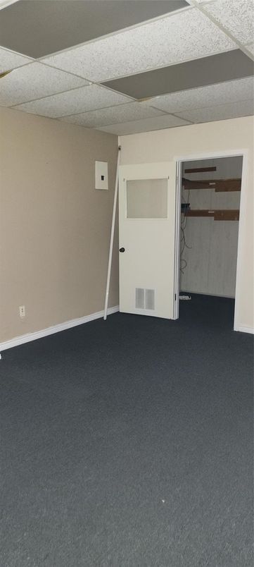 Empty room, Interior