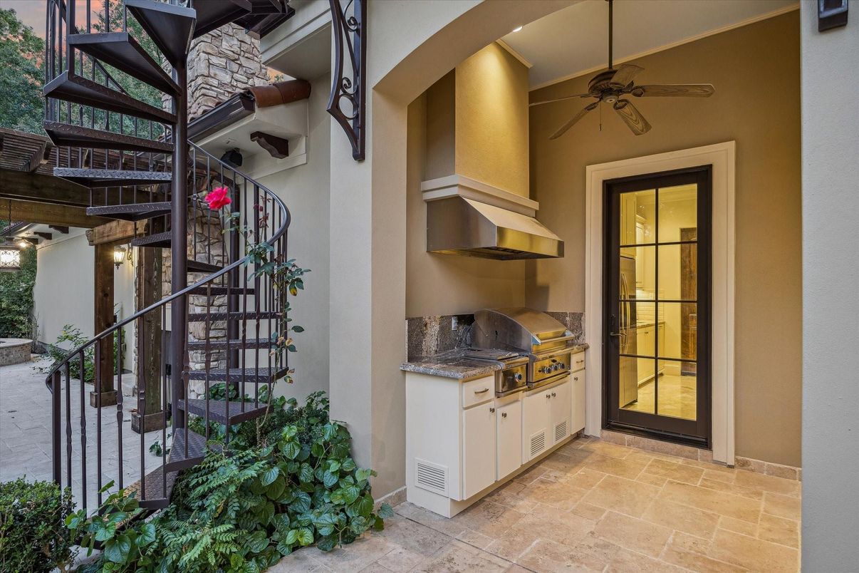 Exterior, Outdoor Kitchen