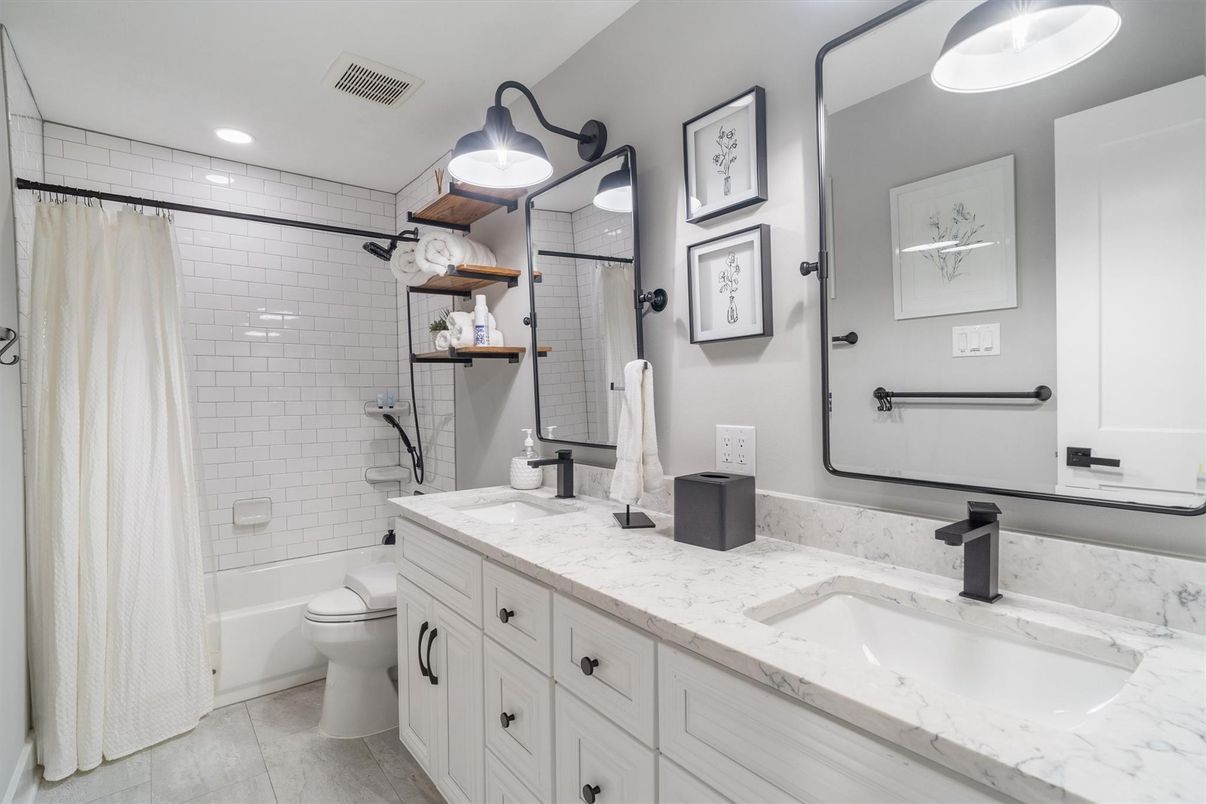 Bathroom, Dual Sink Vanities, Interior, Recessed Lighting