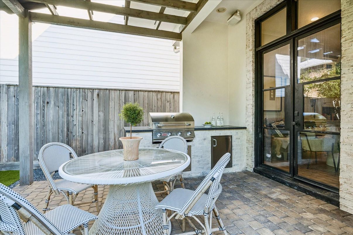 Exterior, Outdoor Kitchen