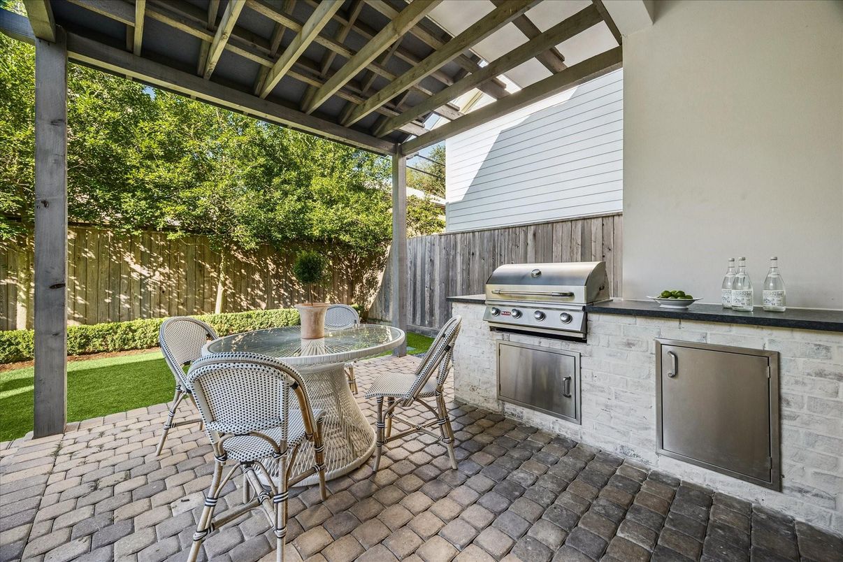 Exterior, Outdoor Kitchen