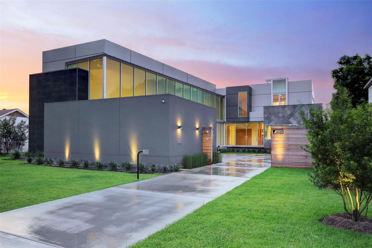 Backyard, Exterior, Facade, Modern