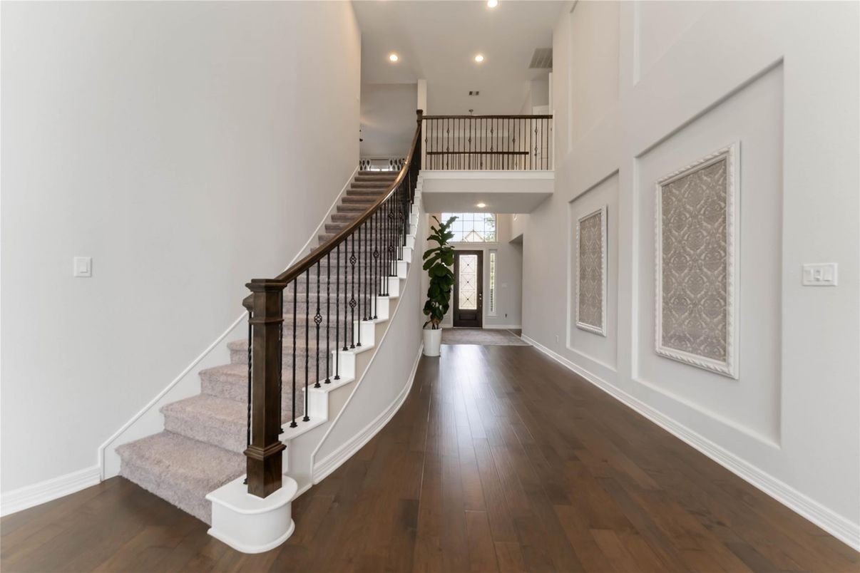 Interior, Recessed Lighting, Wood Texture Flooring