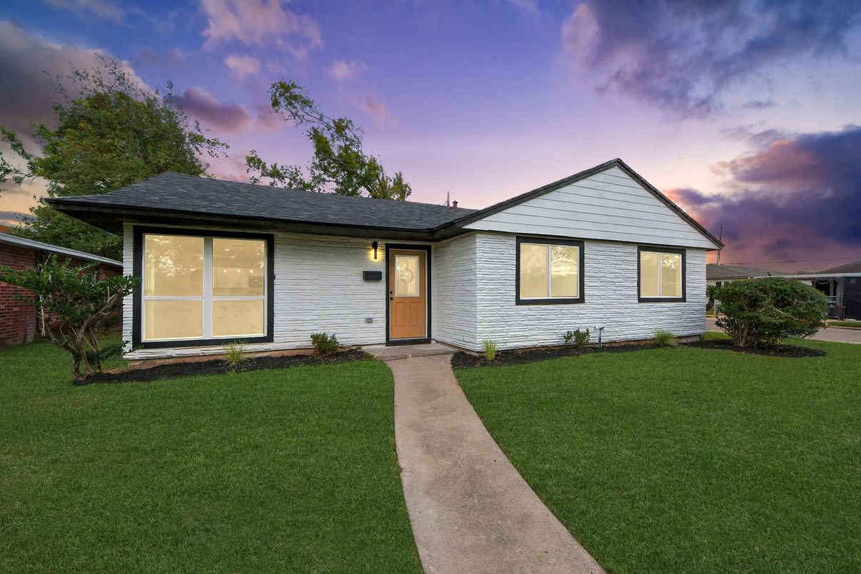 Backyard, Exterior, Facade, Ranch