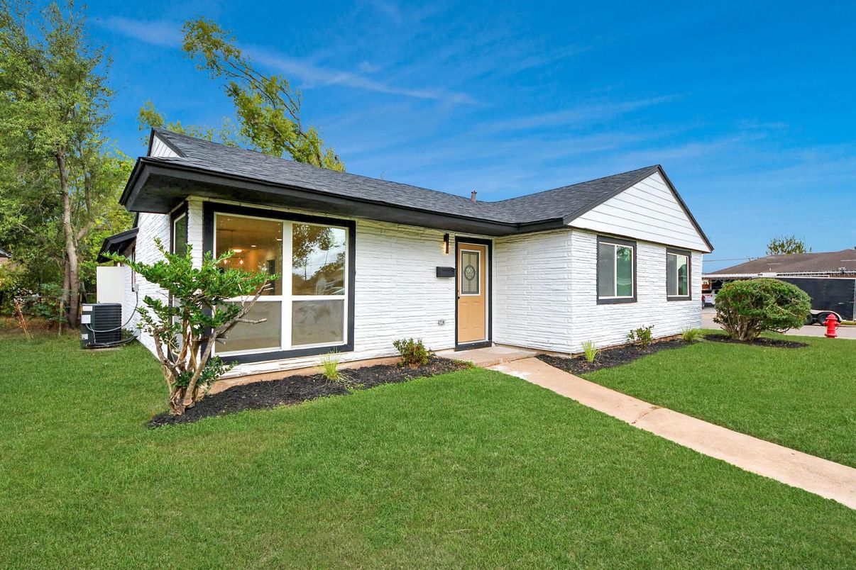 Exterior, Facade, Cape Cod