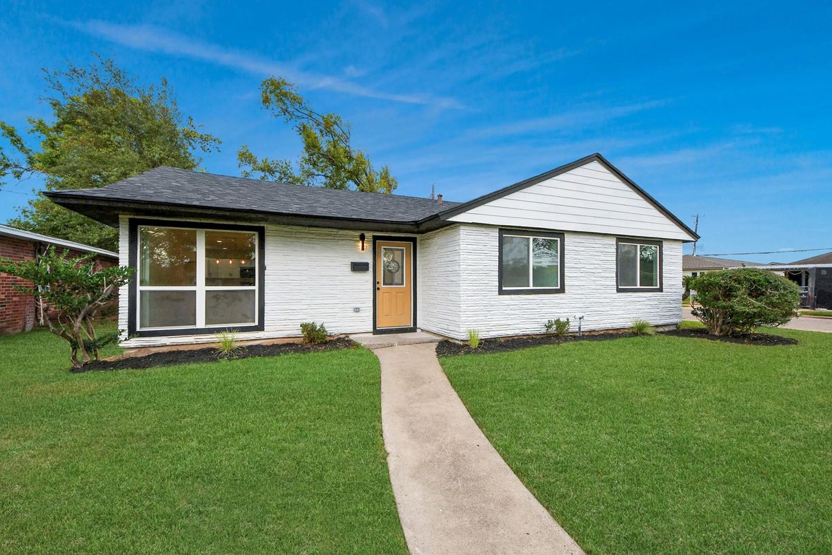 Exterior, Facade, Ranch