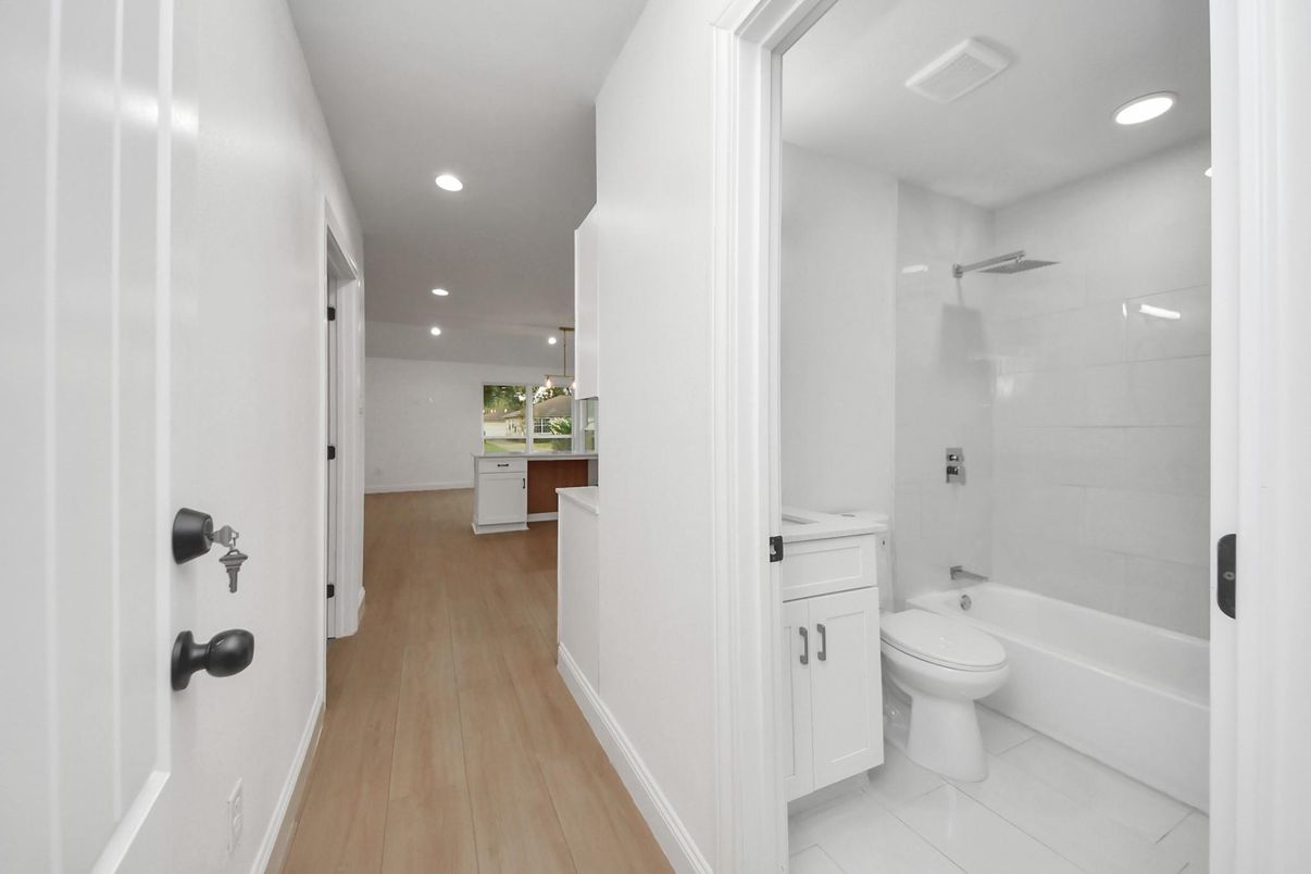 Bathroom, Interior, Pendant Lights, Recessed Lighting, Wood Texture Flooring