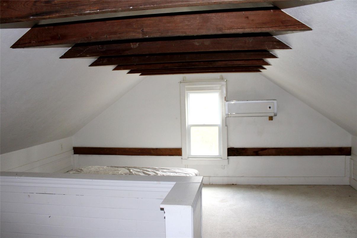 Empty room, Interior, Wooden Beams