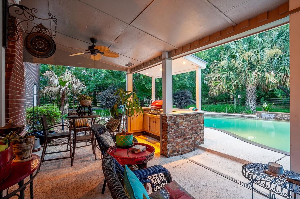 Exterior, Outdoor Kitchen, Pool