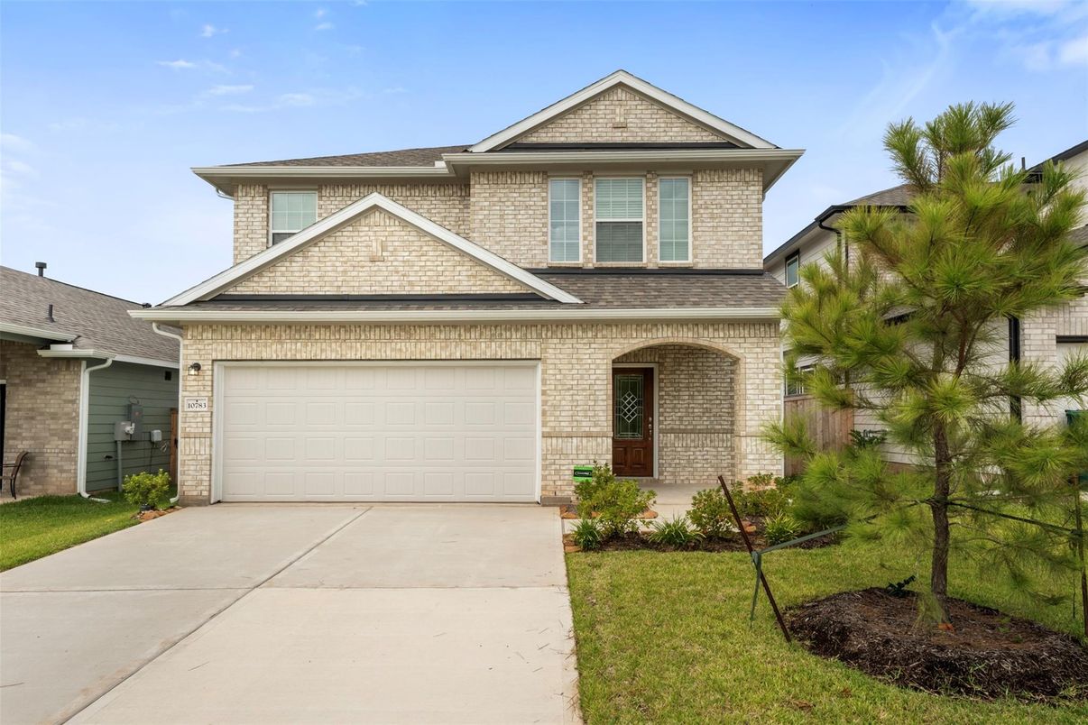 Attached, Exterior, Facade, Brick Traditional