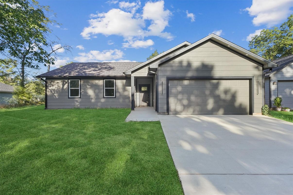 Attached, Exterior, Facade, Ranch