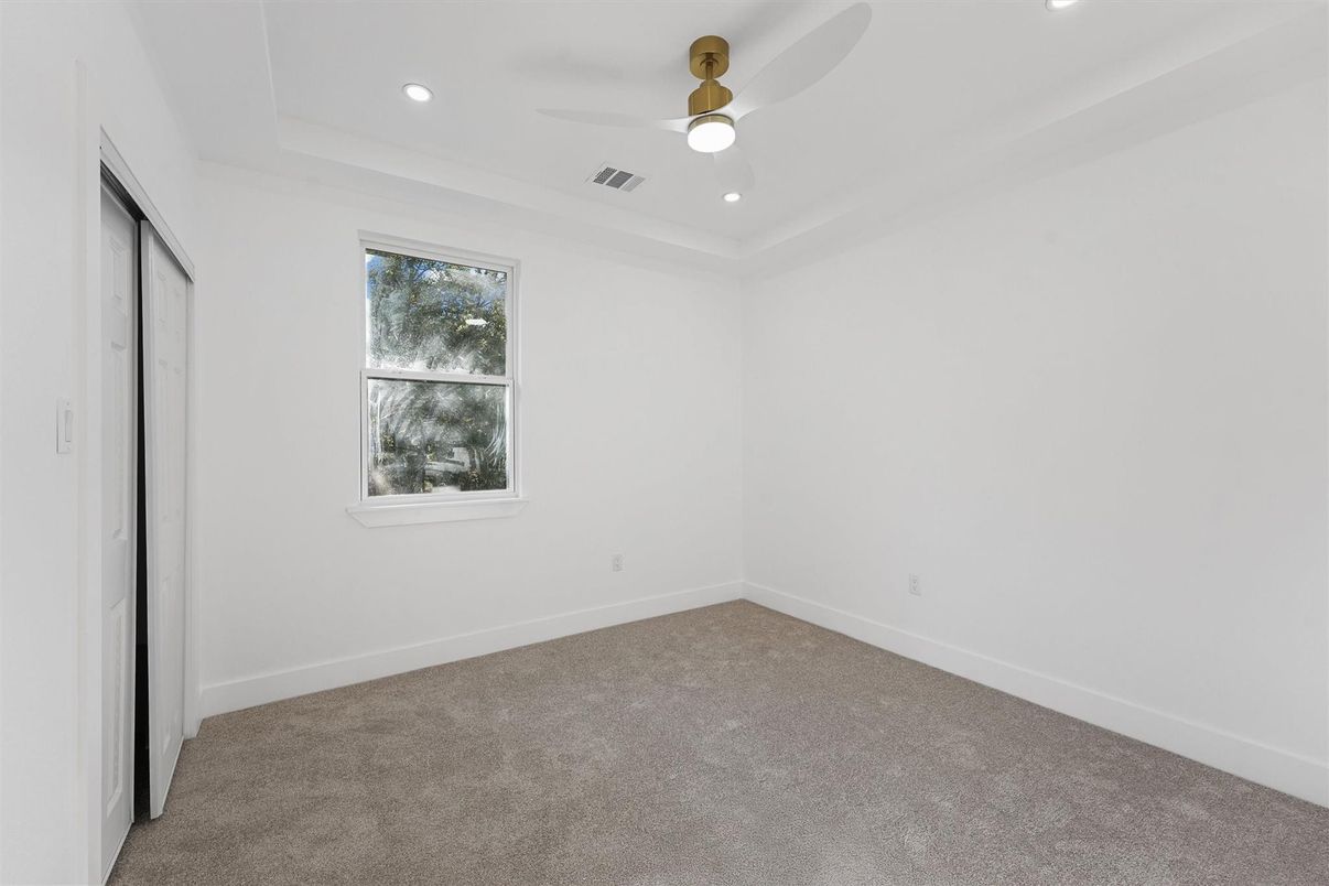 Empty room, Interior, Recessed Lighting