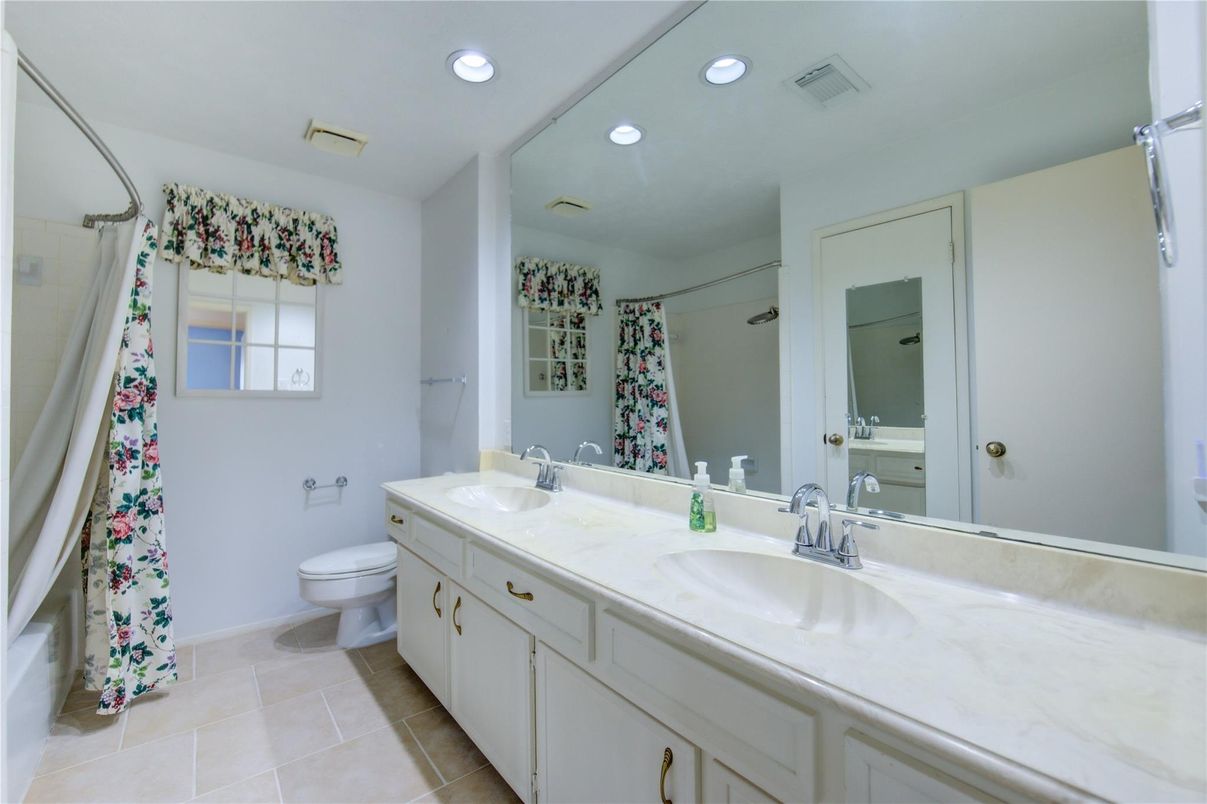 Bathroom, Dual Sink Vanities, Interior, Recessed Lighting