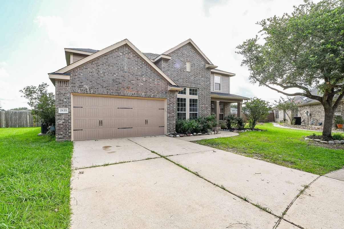 Attached, Exterior, Facade, Brick Traditional