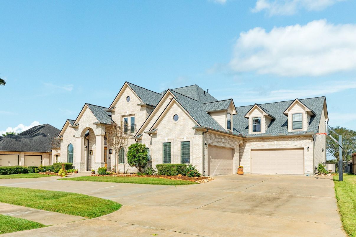 Attached, Exterior, Facade, French Provincial