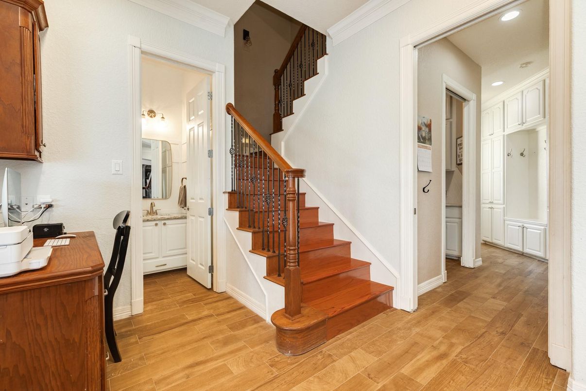 Interior, Recessed Lighting, Wood Texture Flooring