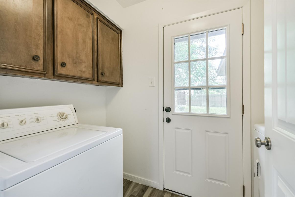 Interior, Washer, Wood Texture Flooring