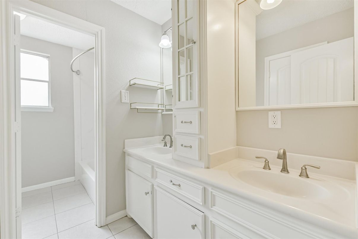 Bathroom, Dual Sink Vanities, Interior