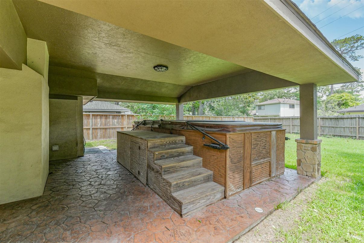Exterior, Hot Tub, Outdoor Kitchen