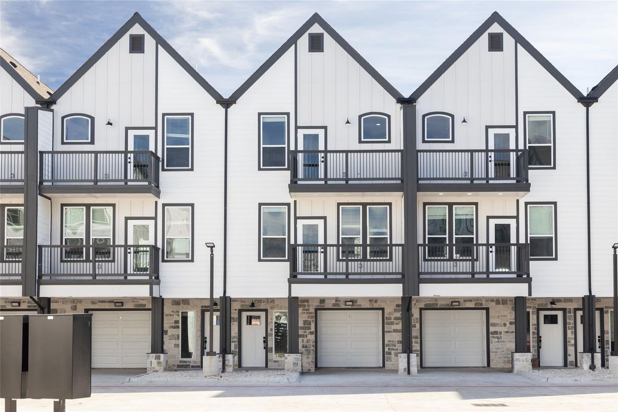 Attached, Exterior, Facade, Rowhouse