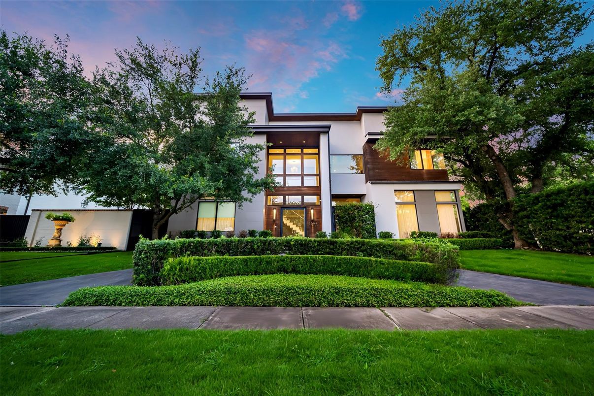 Backyard, Exterior, Facade, Modern