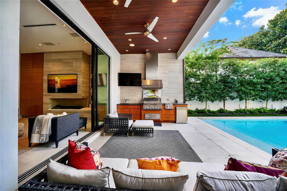 Exterior, Outdoor Kitchen, Pool