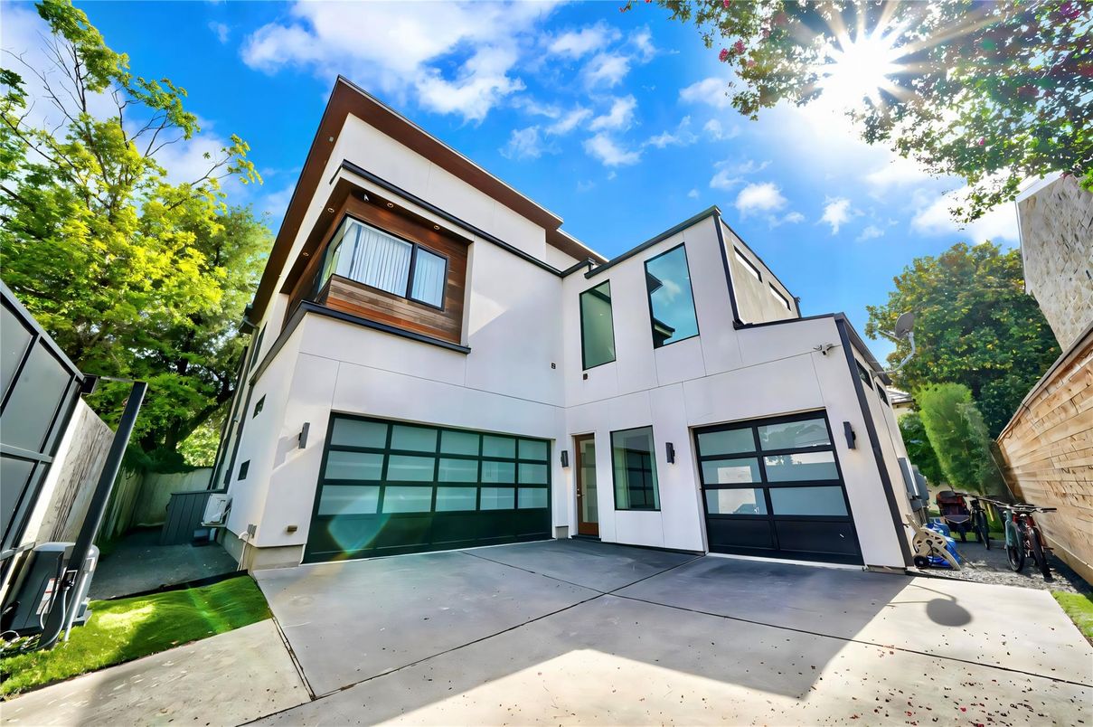 Attached, Exterior, Facade, Modern