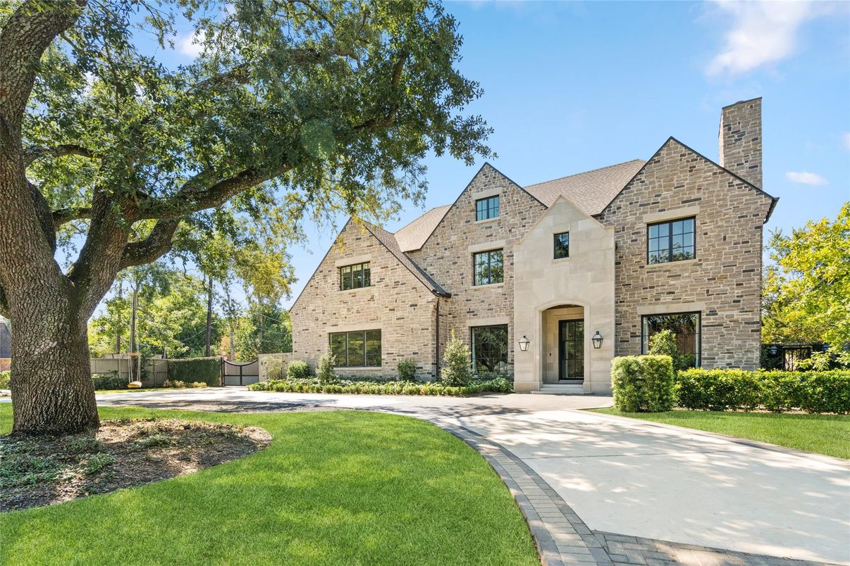 Backyard, Exterior, Facade, Brick Facade, French Provincial