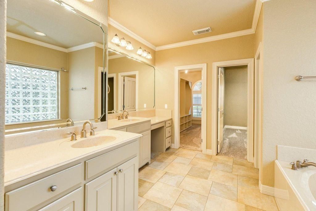 Bathroom, Dual Sink Vanities, Interior, Recessed Lighting