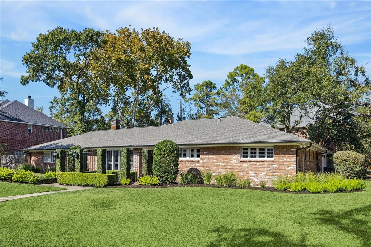 Backyard, Exterior, Facade, Brick Facade, Ranch