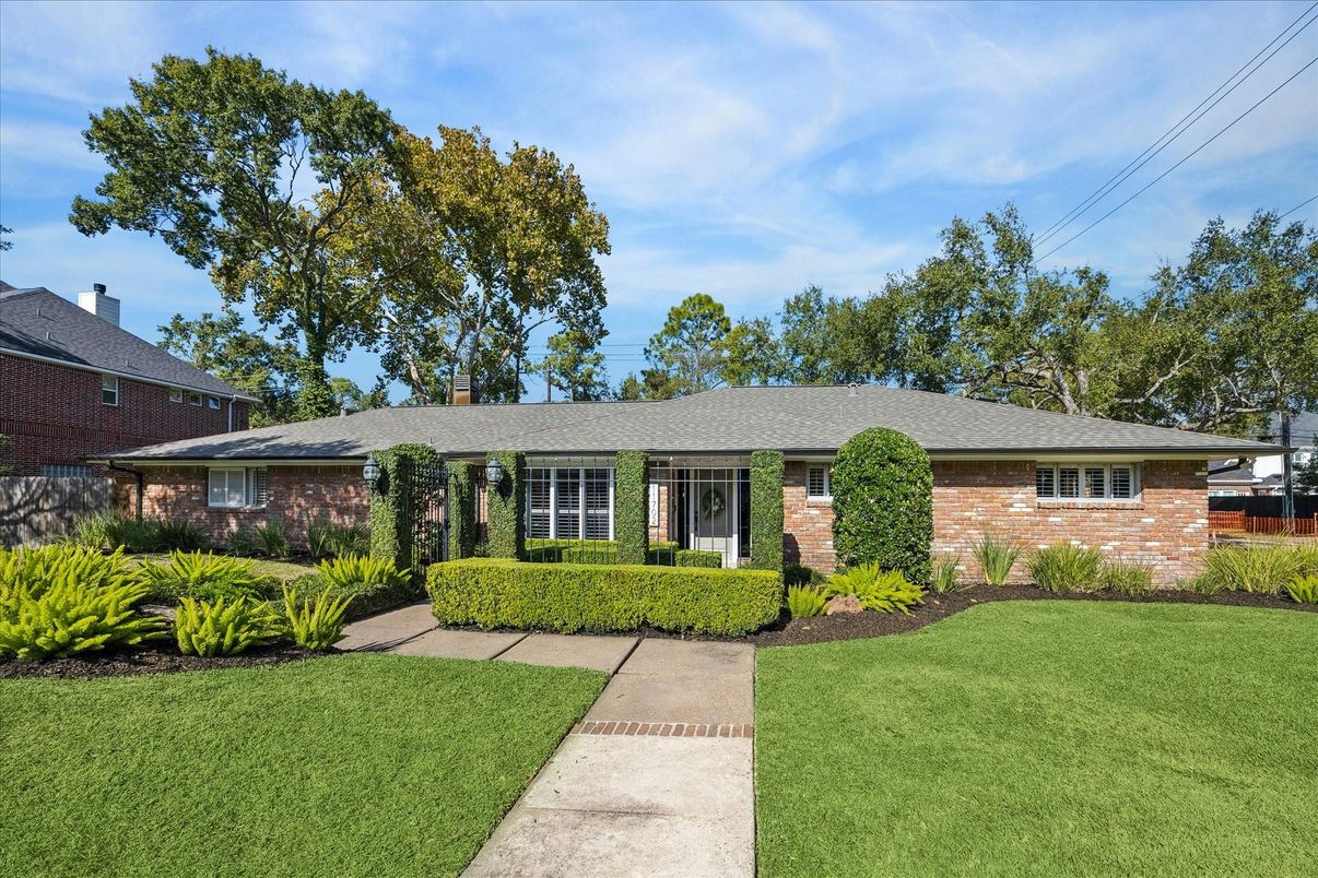 Exterior, Facade, Brick Facade, Ranch