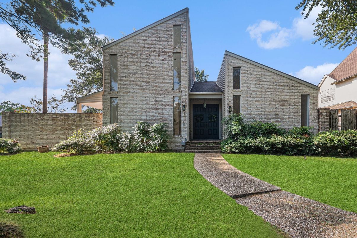 Exterior, Facade, Brick Facade, Brick Traditional