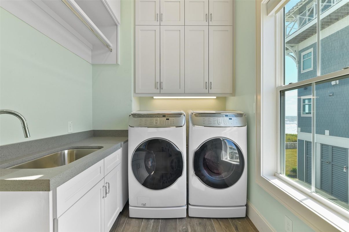 Interior, Washer, Wood Texture Flooring