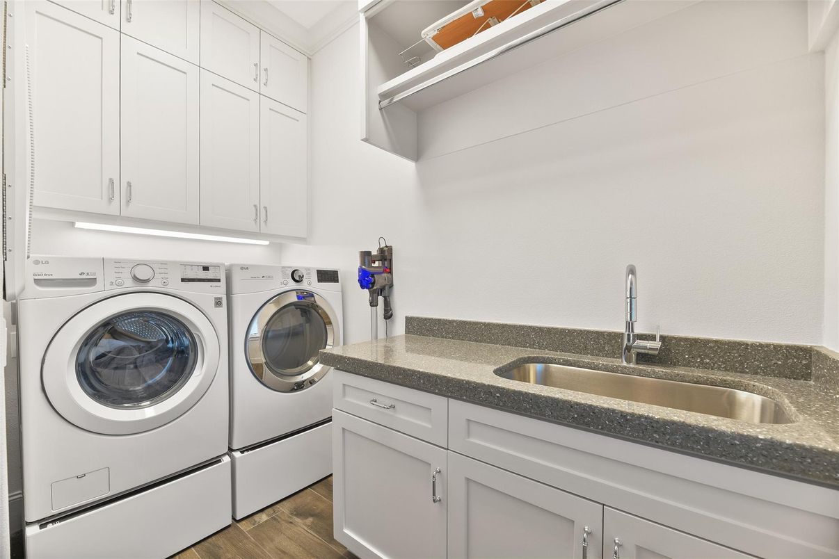 Interior, Washer, Wood Texture Flooring