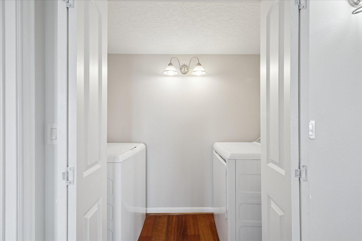 Interior, Utility Closets, Washer, Wood Texture Flooring