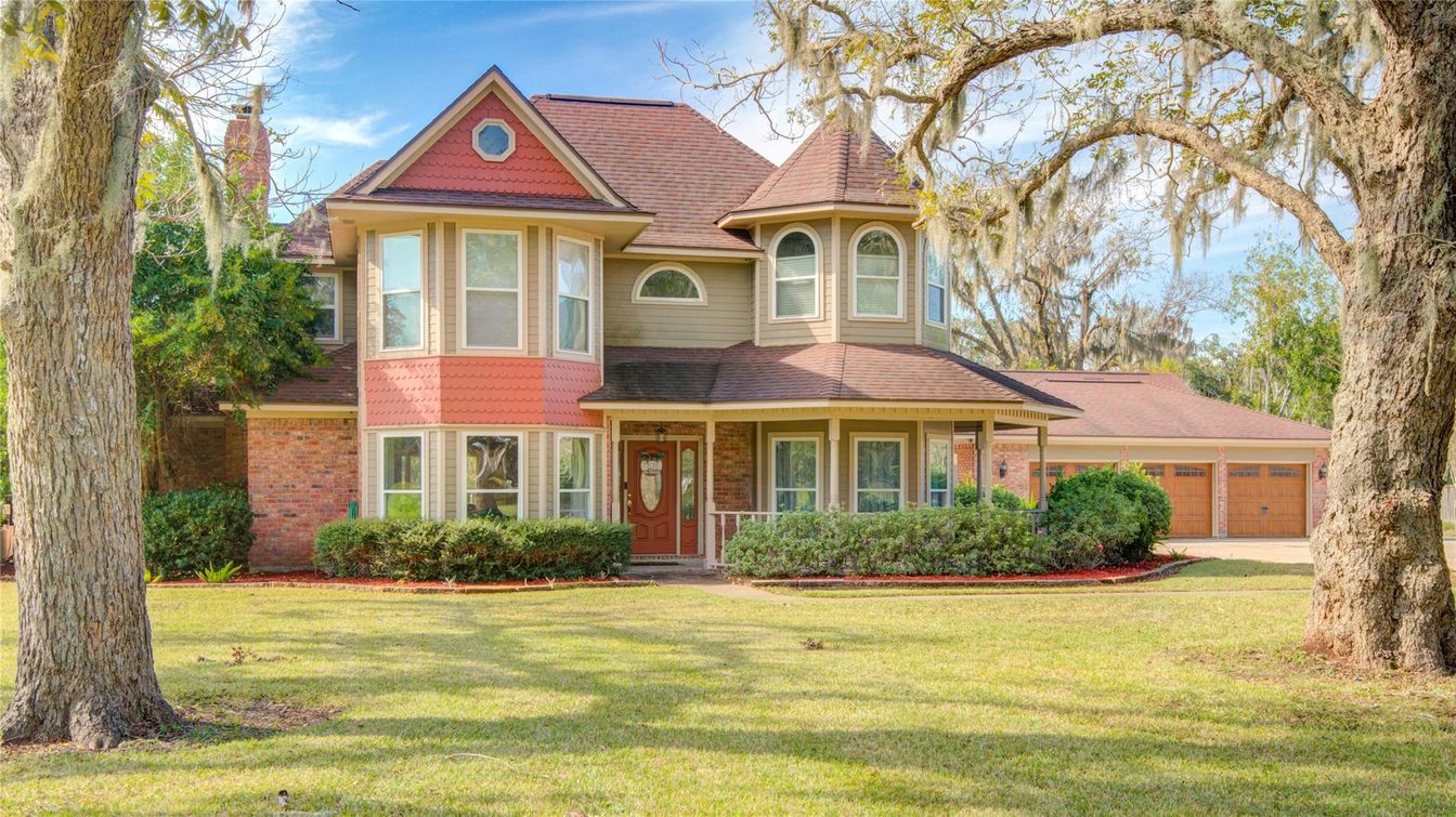 Attached, Exterior, Facade, Brick Facade, Queen Anne Victorian