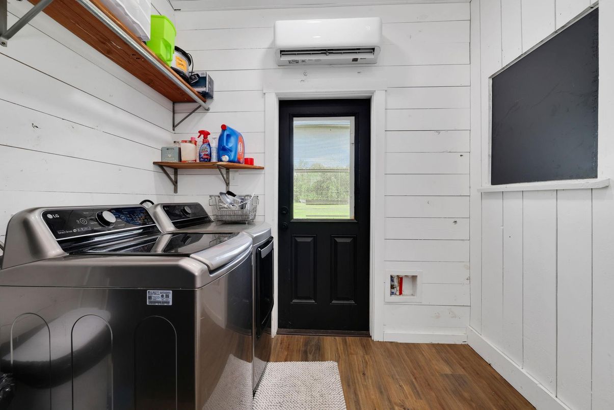 Interior, Washer, Wood Texture Flooring