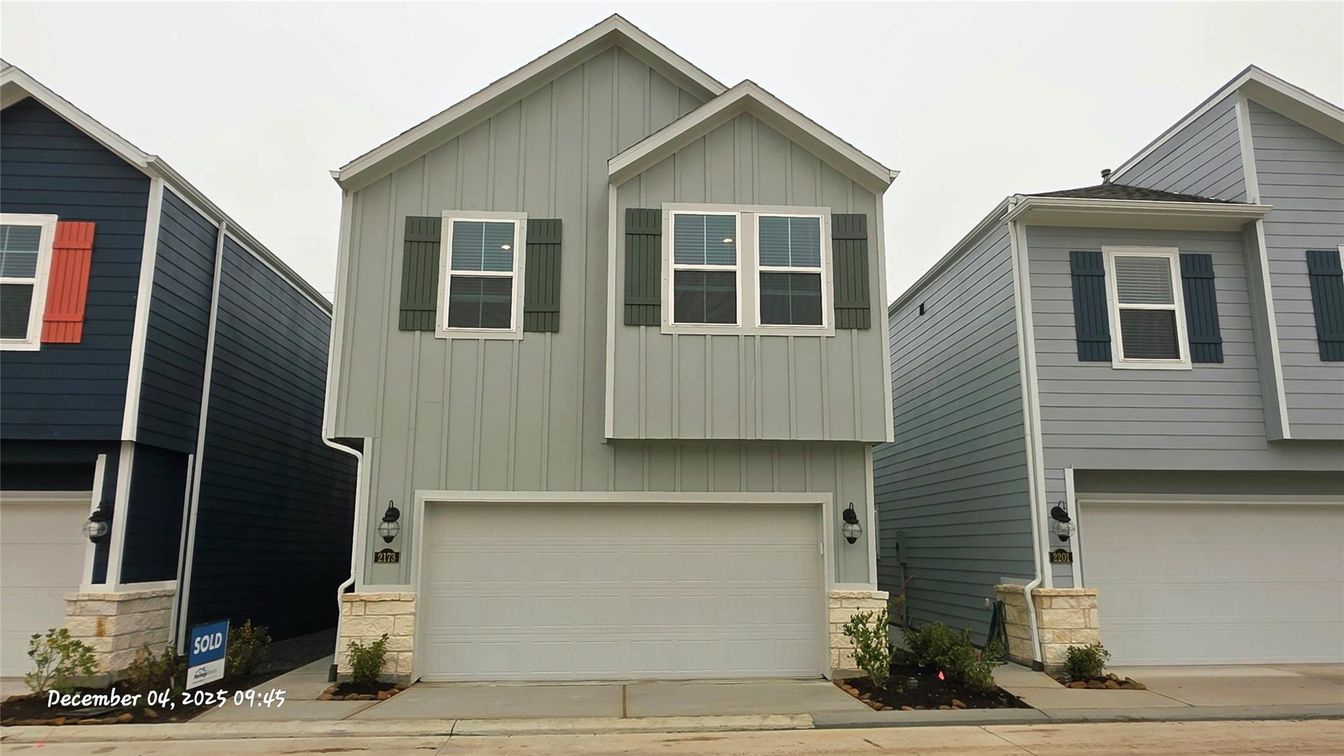 Attached, Exterior, Facade, Rowhouse