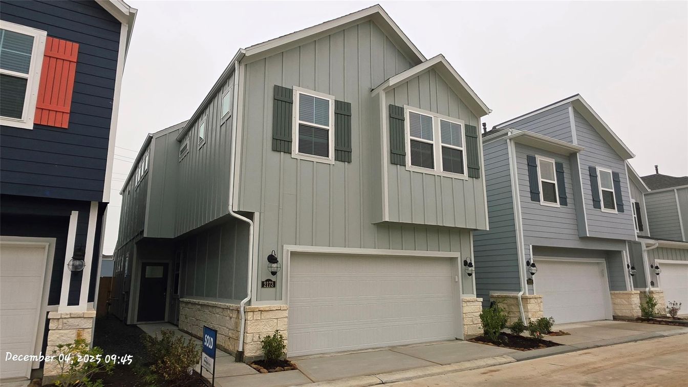 Attached, Exterior, Facade, Rowhouse