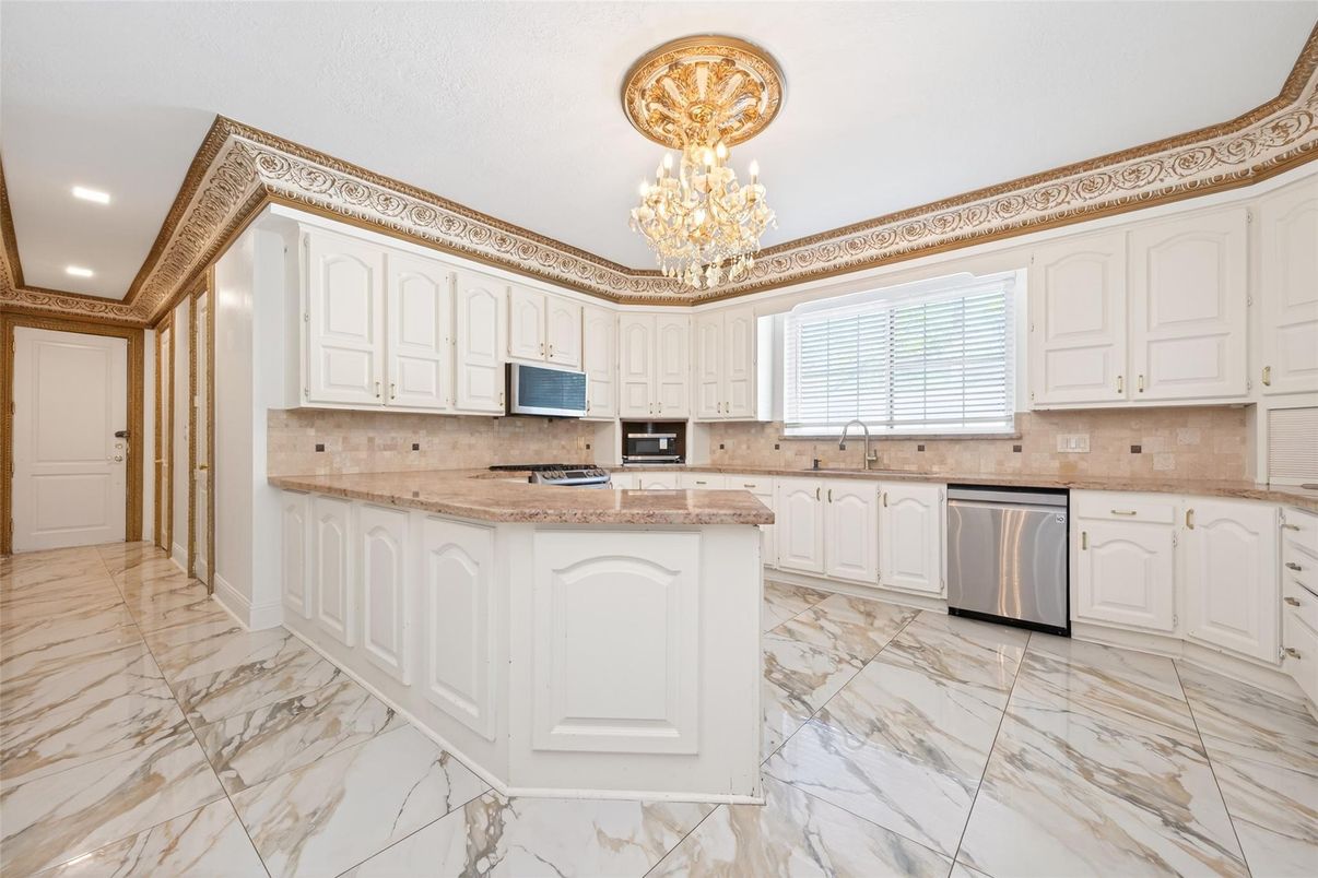 Chandelier, Interior, Kitchen, Marble, Recessed Lighting, Stainless Steel Appliances