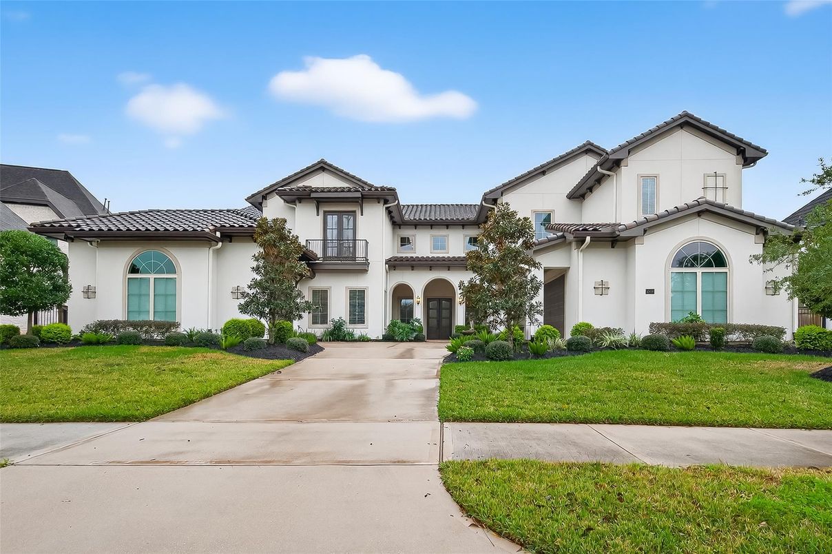 Exterior, Facade, Mediterranean