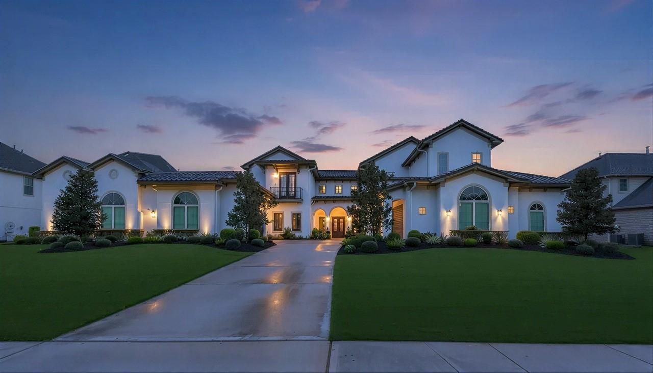 Exterior, Facade, Mediterranean