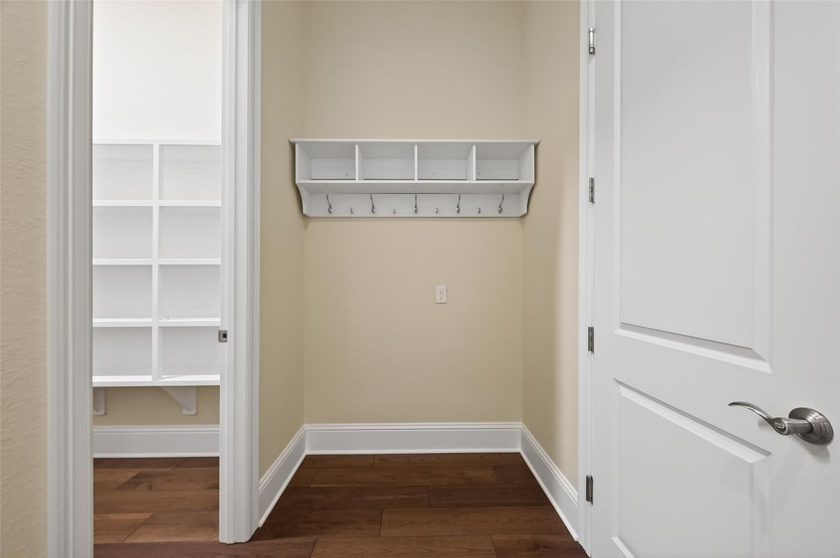 Interior, Walk-in Closets, Wood Texture Flooring