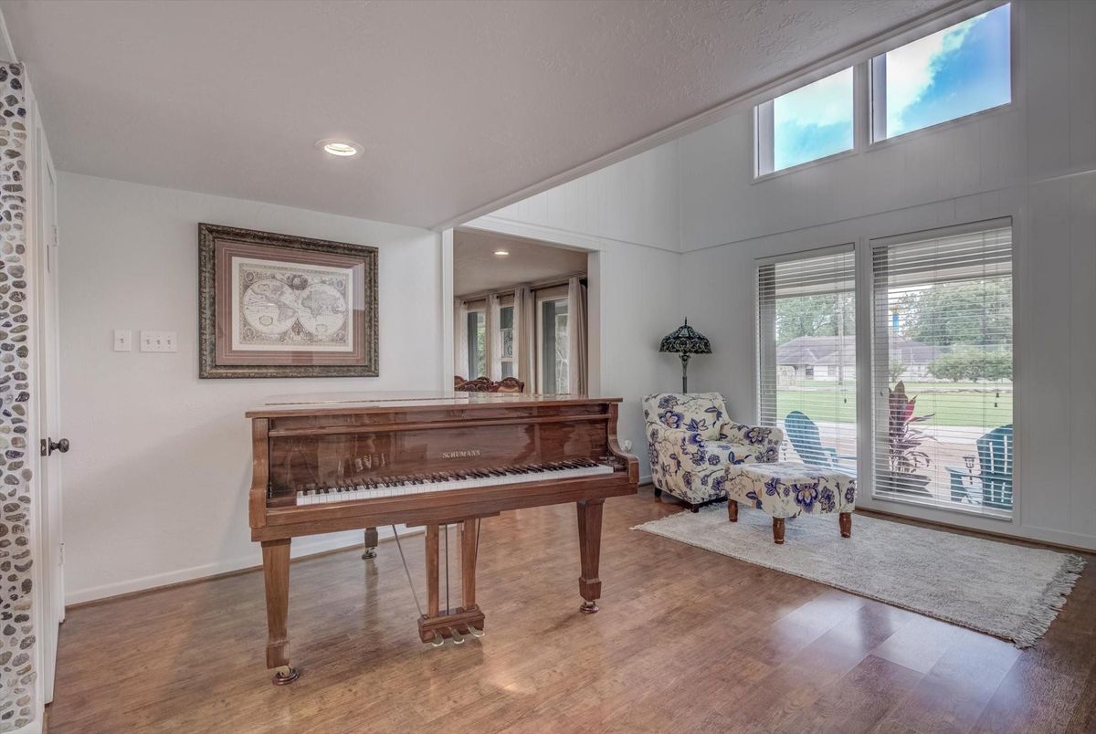 Interior, Piano, Recessed Lighting, Wood Texture Flooring