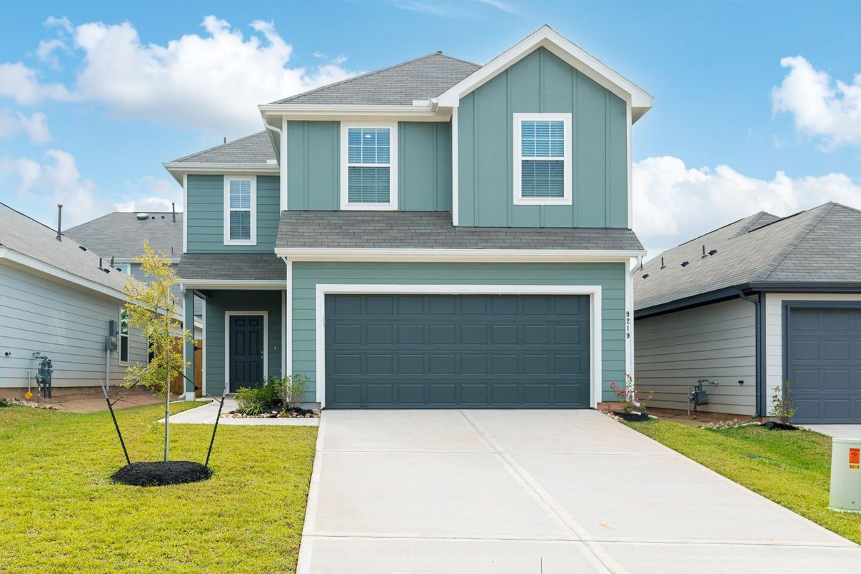 Attached, Exterior, Facade, American Craftsman