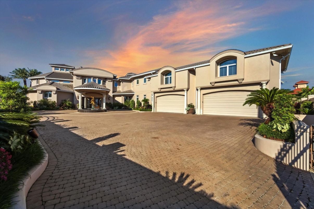 Attached, Exterior, Facade, Mediterranean