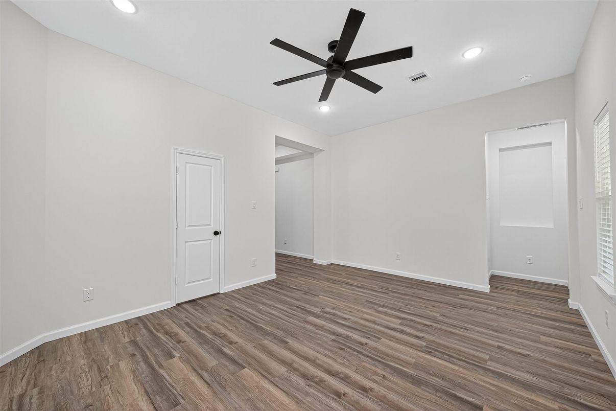 Empty room, Interior, Recessed Lighting, Wood Texture Flooring