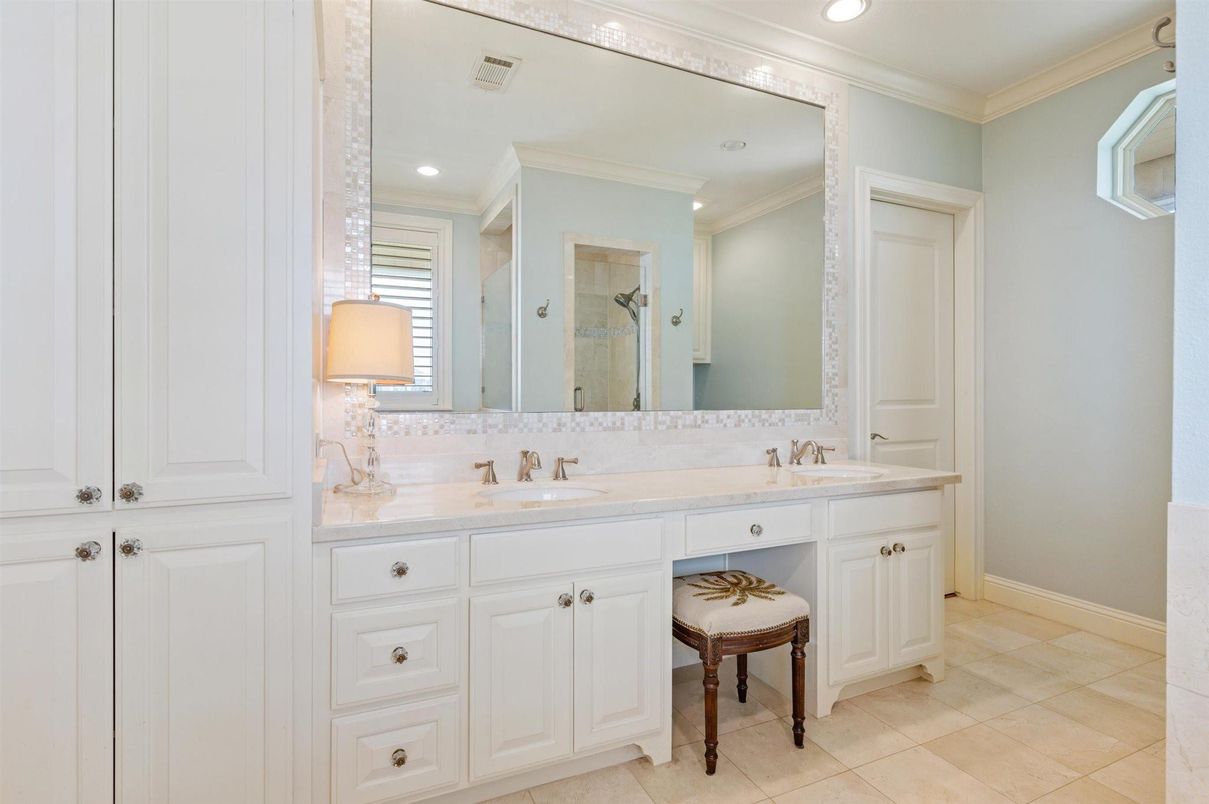 Bathroom, Dual Sink Vanities, Interior, Recessed Lighting