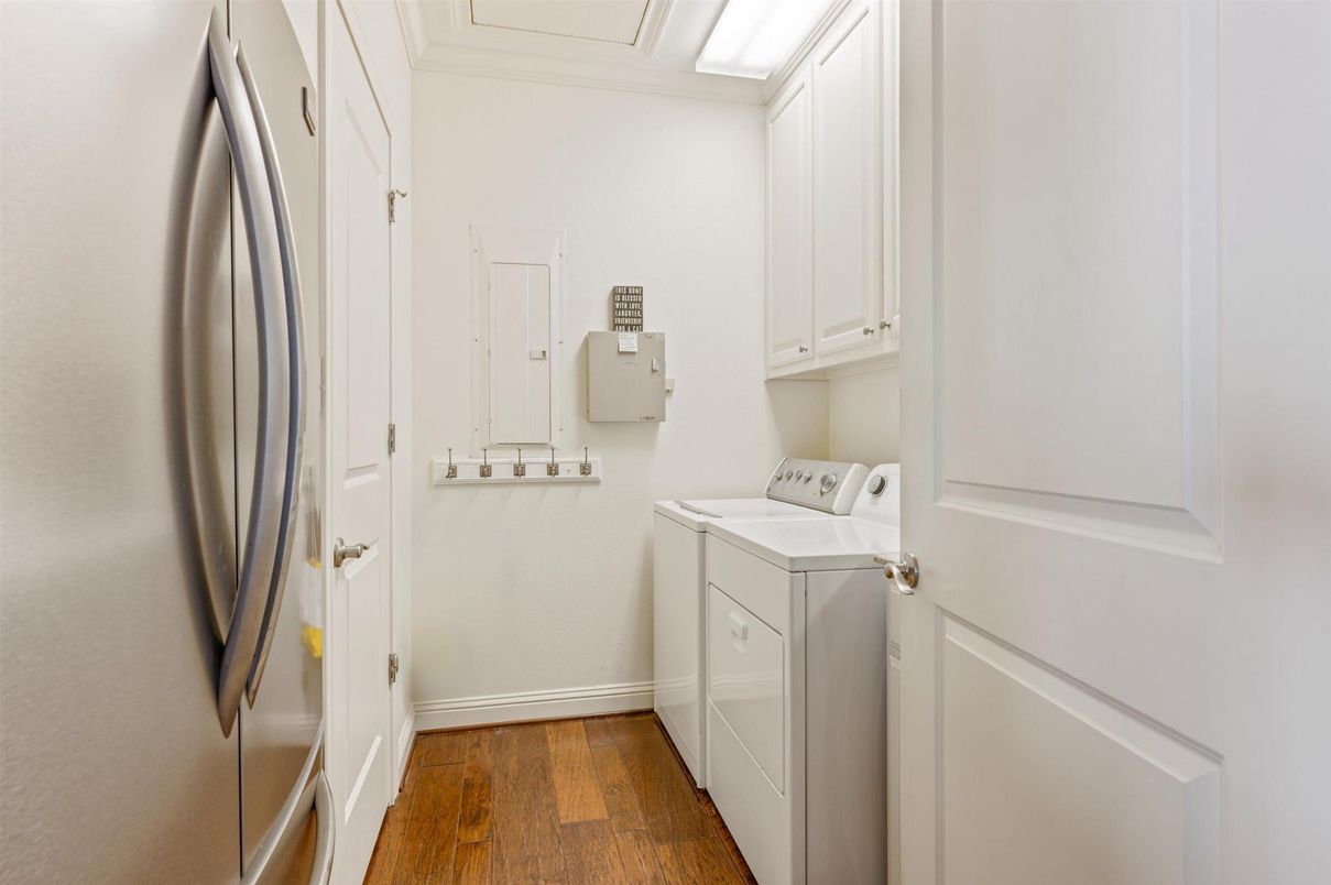Interior, Washer, Wood Texture Flooring