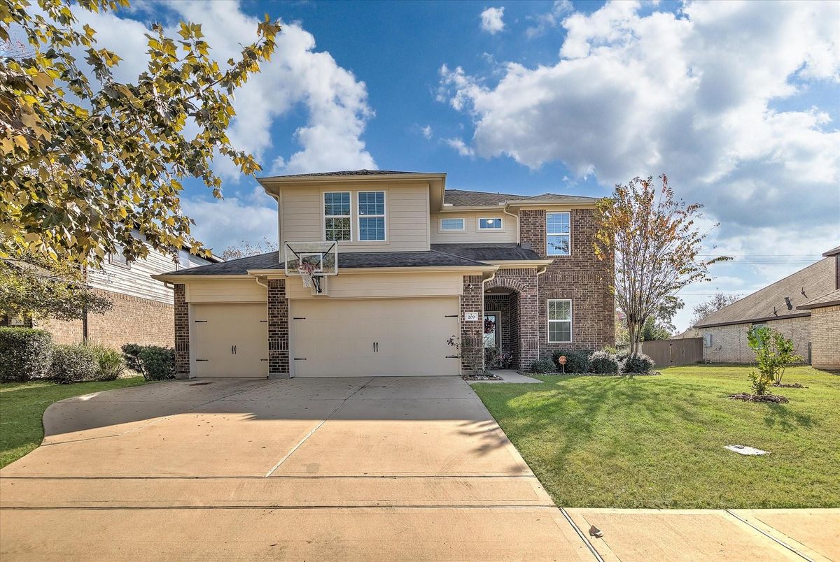 Attached, Exterior, Facade, Brick Facade, Split Level